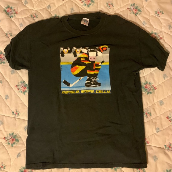 Men’s Medium Cow Playing Hockey T-Shirt. - Picture 1 of 3